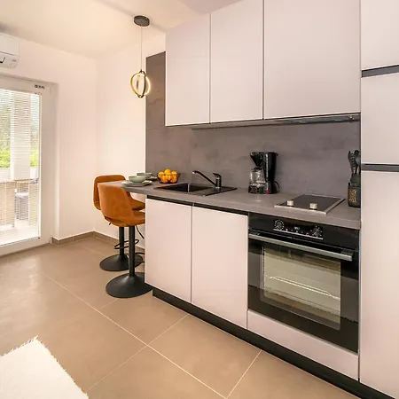 Studio Apartment Katarina With Terrace